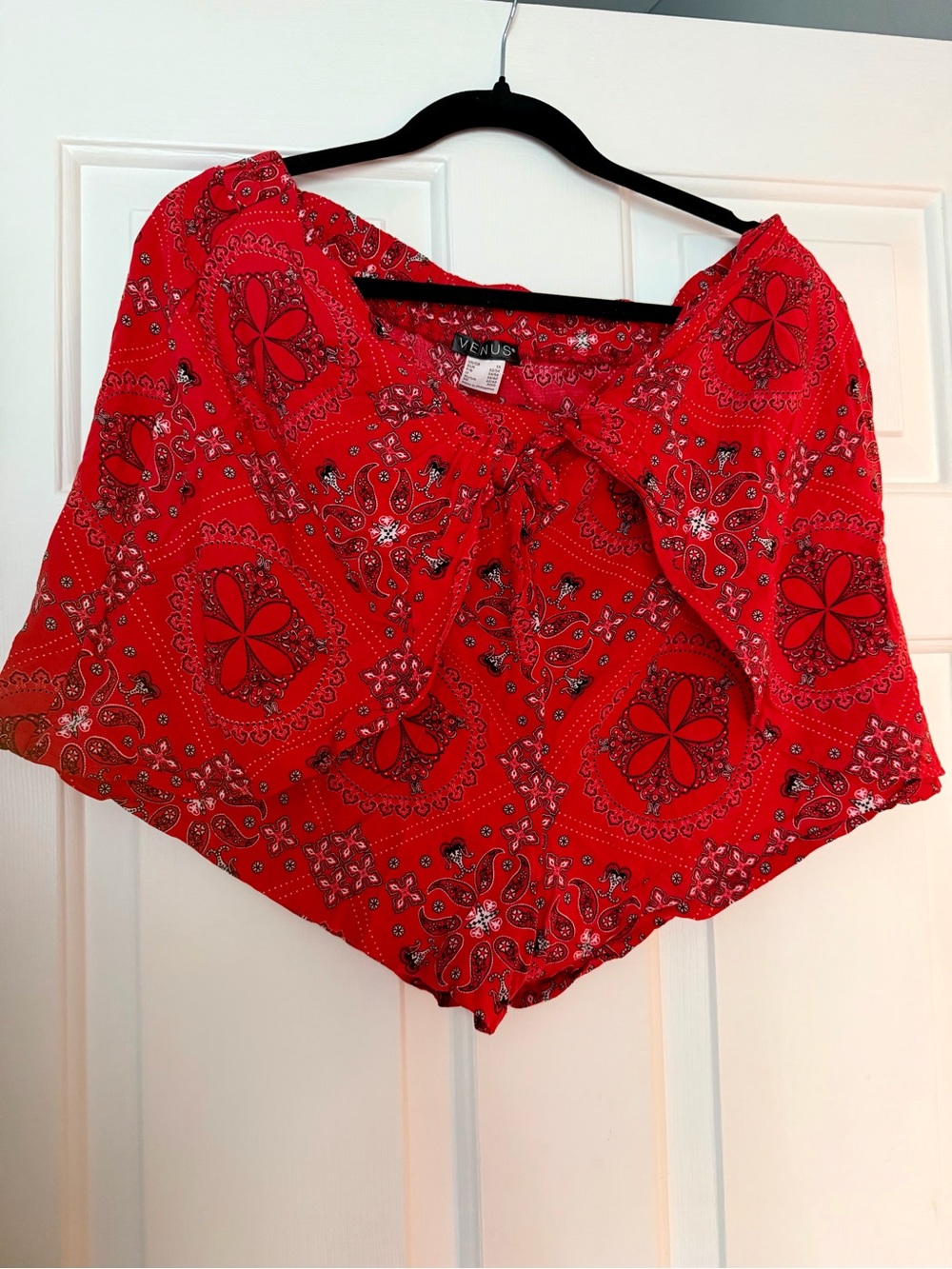 VENUS Red Paisley Tie-Front shorts